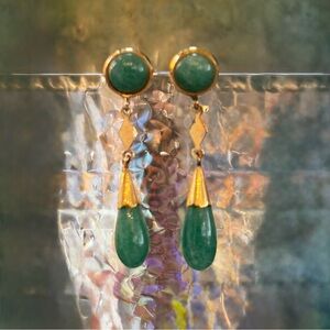 14K Gold Vintage Green Jade Cabochon Dangle Teardrop Pierced Estate Earrings